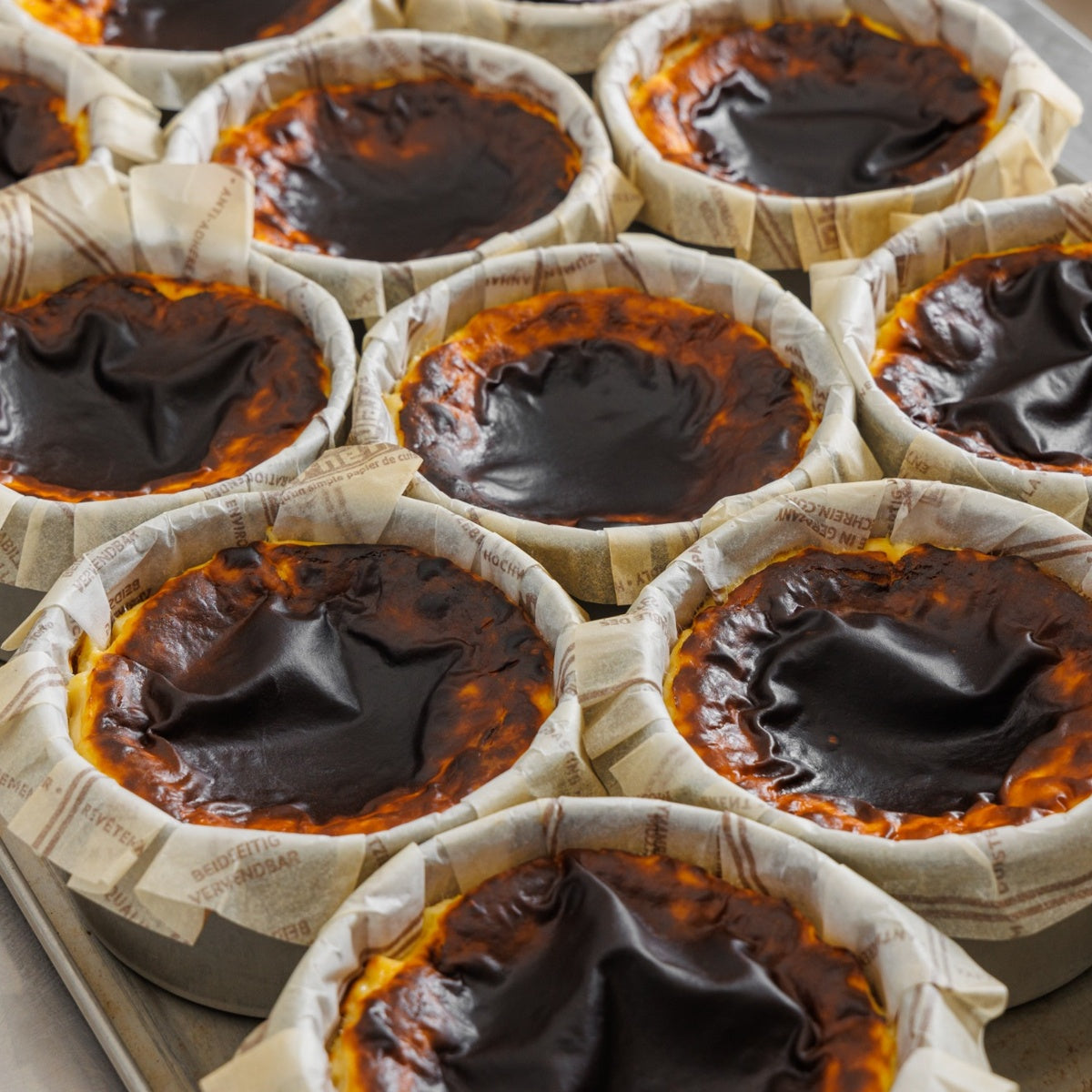 ホールで並んでいる熟成バスクチーズケーキ