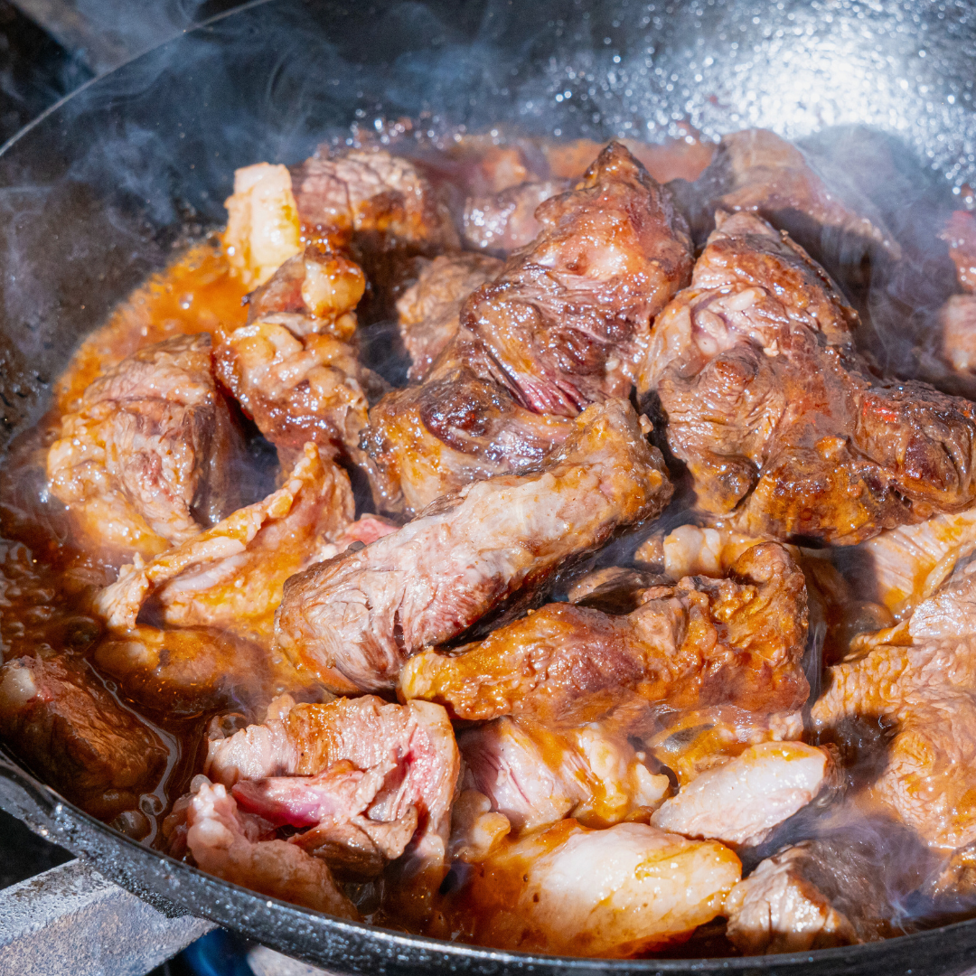 フライパンで焼いているモッタイナイビーフ 煮込み用ブロック肉 国産牛