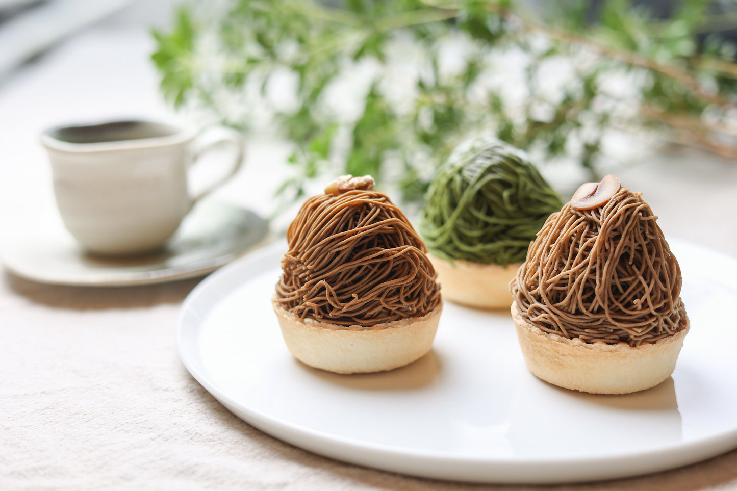 いも栗カボチャ お皿に盛っている日本茶モンブラン