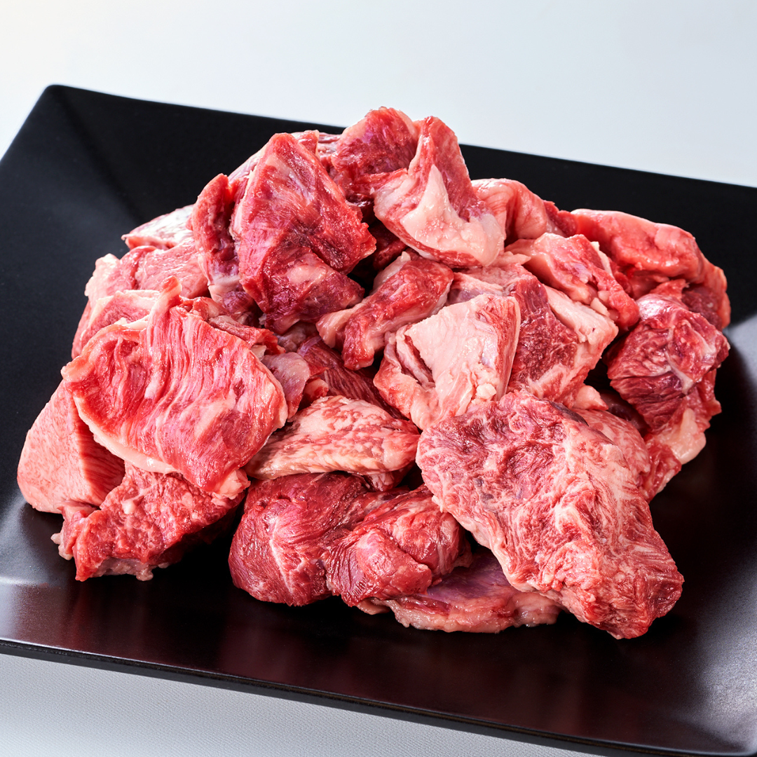 お皿に盛ったモッタイナイビーフ 煮込み用ブロック肉 国産牛