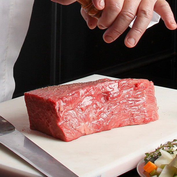 奥出雲NAORAI 白雲 下味を付けているローストビーフ