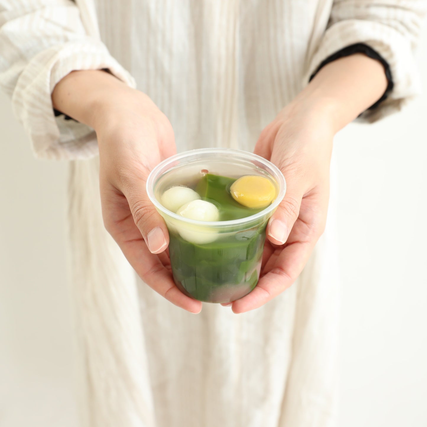 千紀園 手に持った宇治抹茶ゼリー