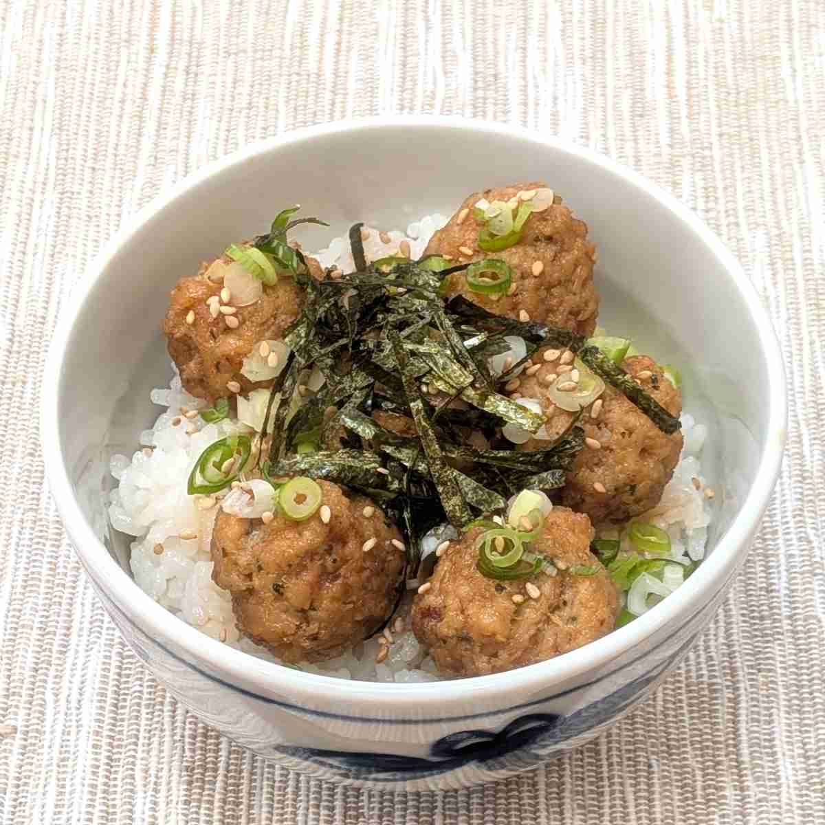 鶏肉つくね団子のつくね丼／チキンナカタ