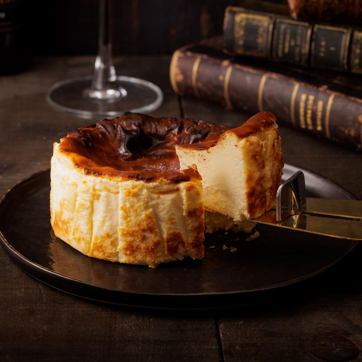 お皿に盛りつけてカットしている熟成バスクチーズケーキ