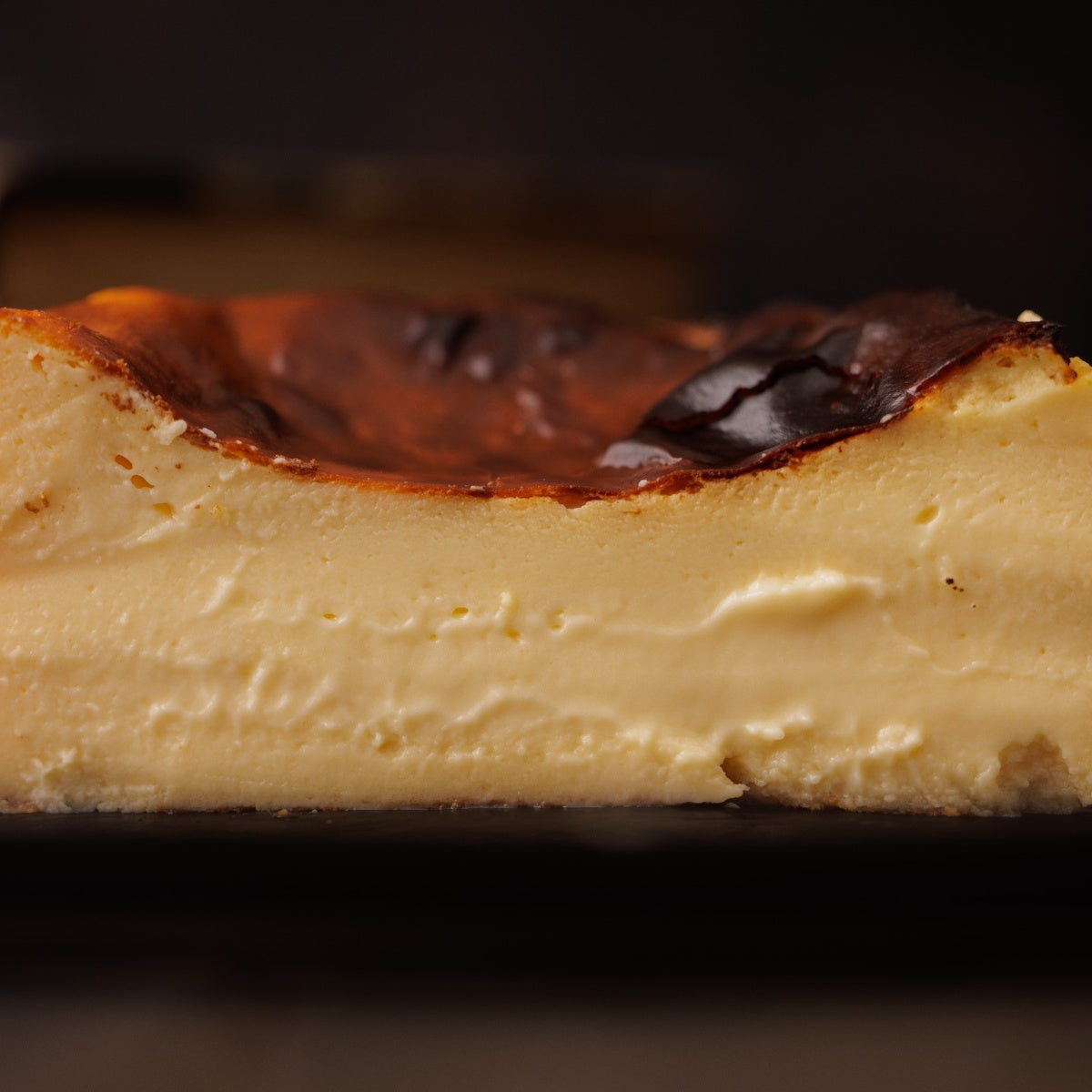 半分にカットした熟成バスクチーズケーキの断面