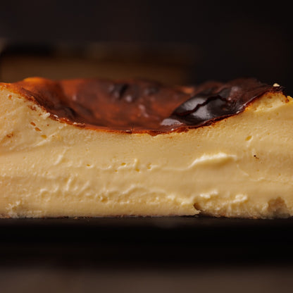 半分にカットした熟成バスクチーズケーキの断面