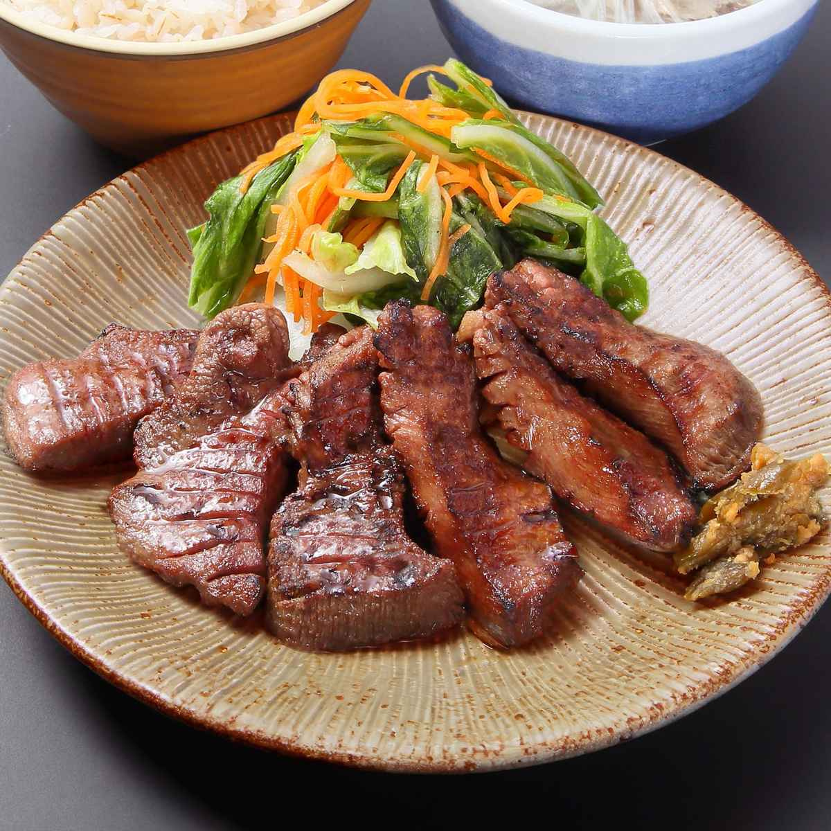 お皿に盛りつけている肉厚牛たん