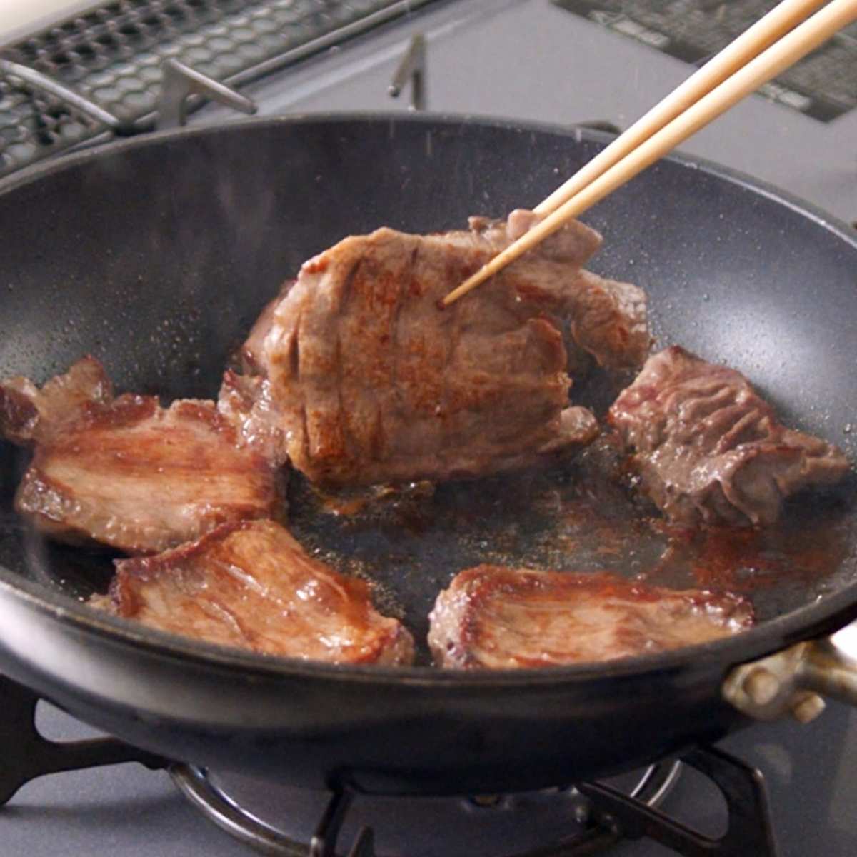フライパンで焼いている肉厚牛たん