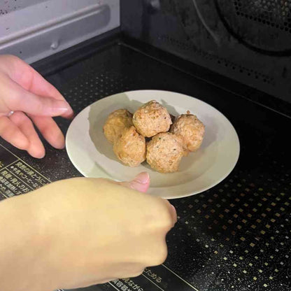 レンジで解凍しているチキンナカタのつくね