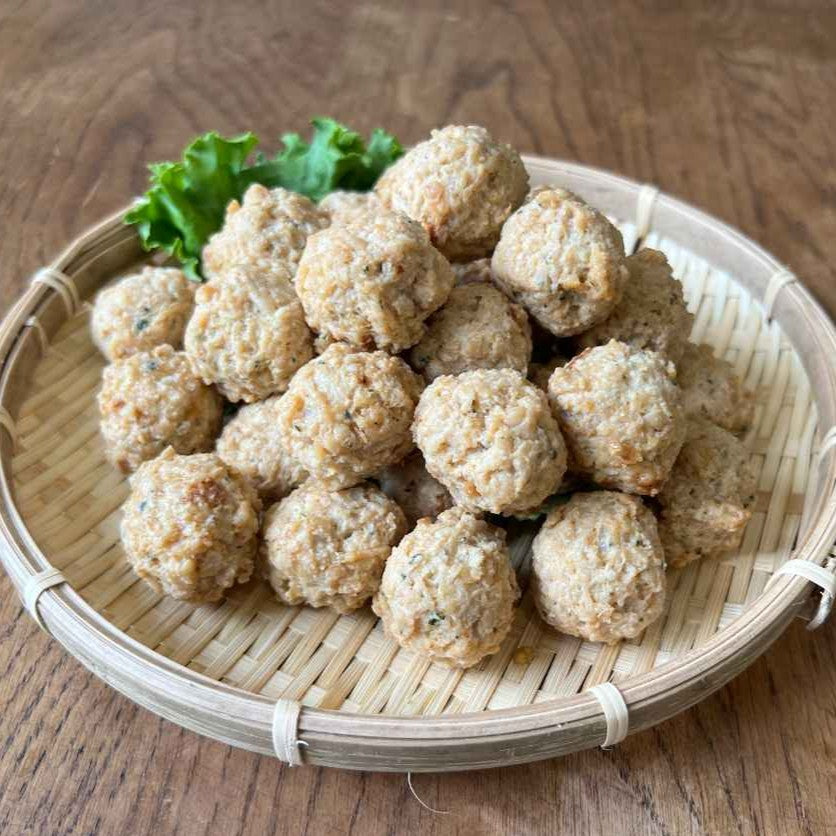 お皿に盛りつけたチキンナカタのつくね団子