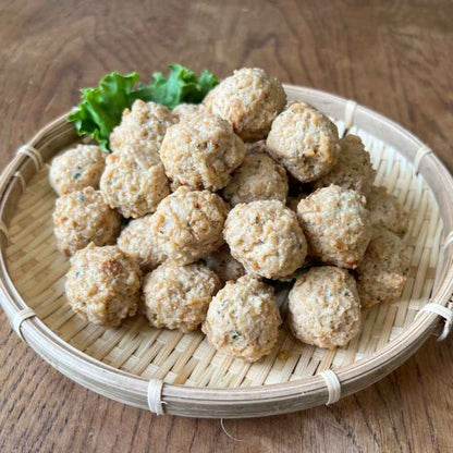 お皿に盛りつけたチキンナカタのつくね団子