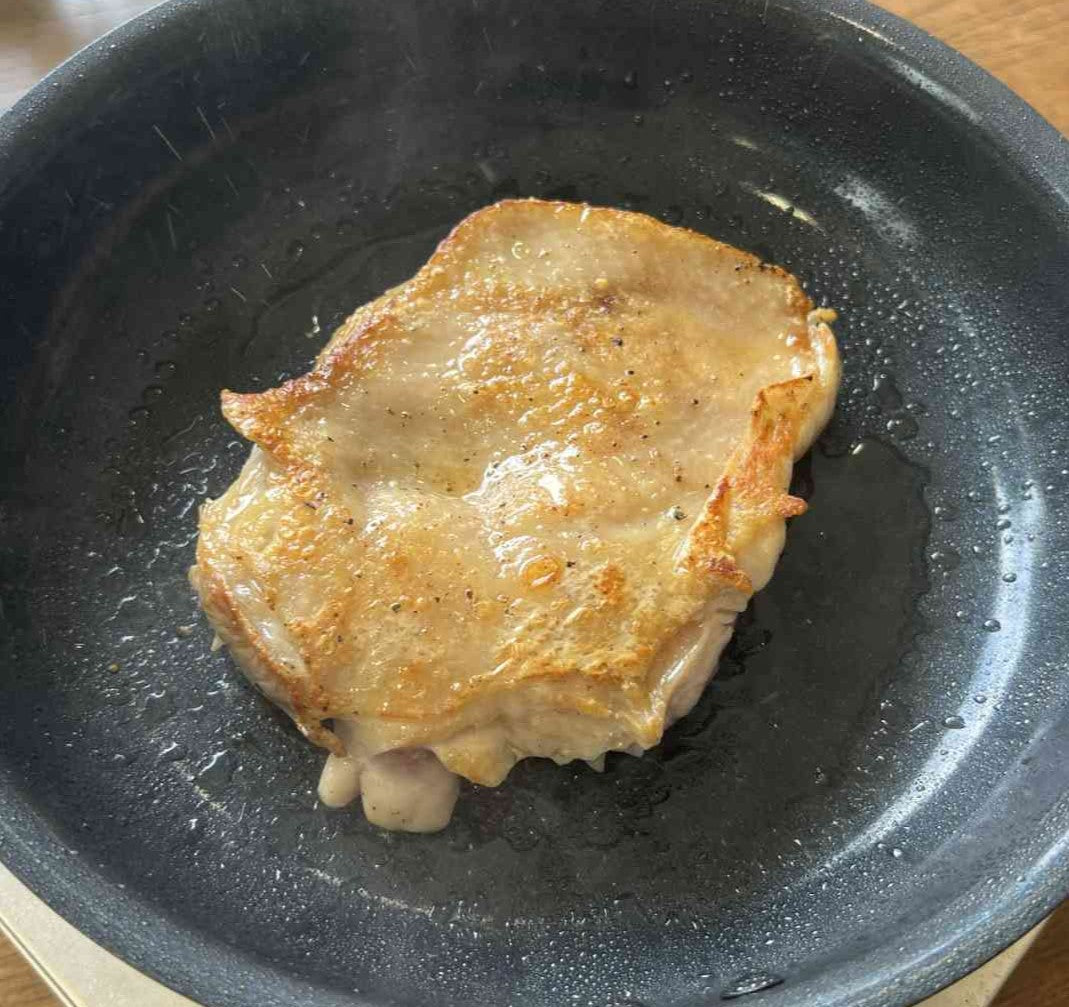 焼いている国産 鶏肉 紀の国みかんどり もも肉