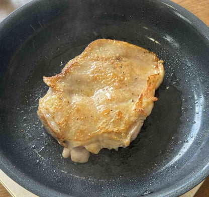 焼いている国産 鶏肉 紀の国みかんどり もも肉