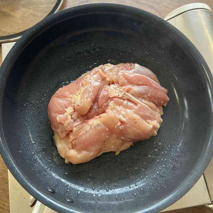 焼いている国産 鶏肉 紀の国みかんどり もも肉