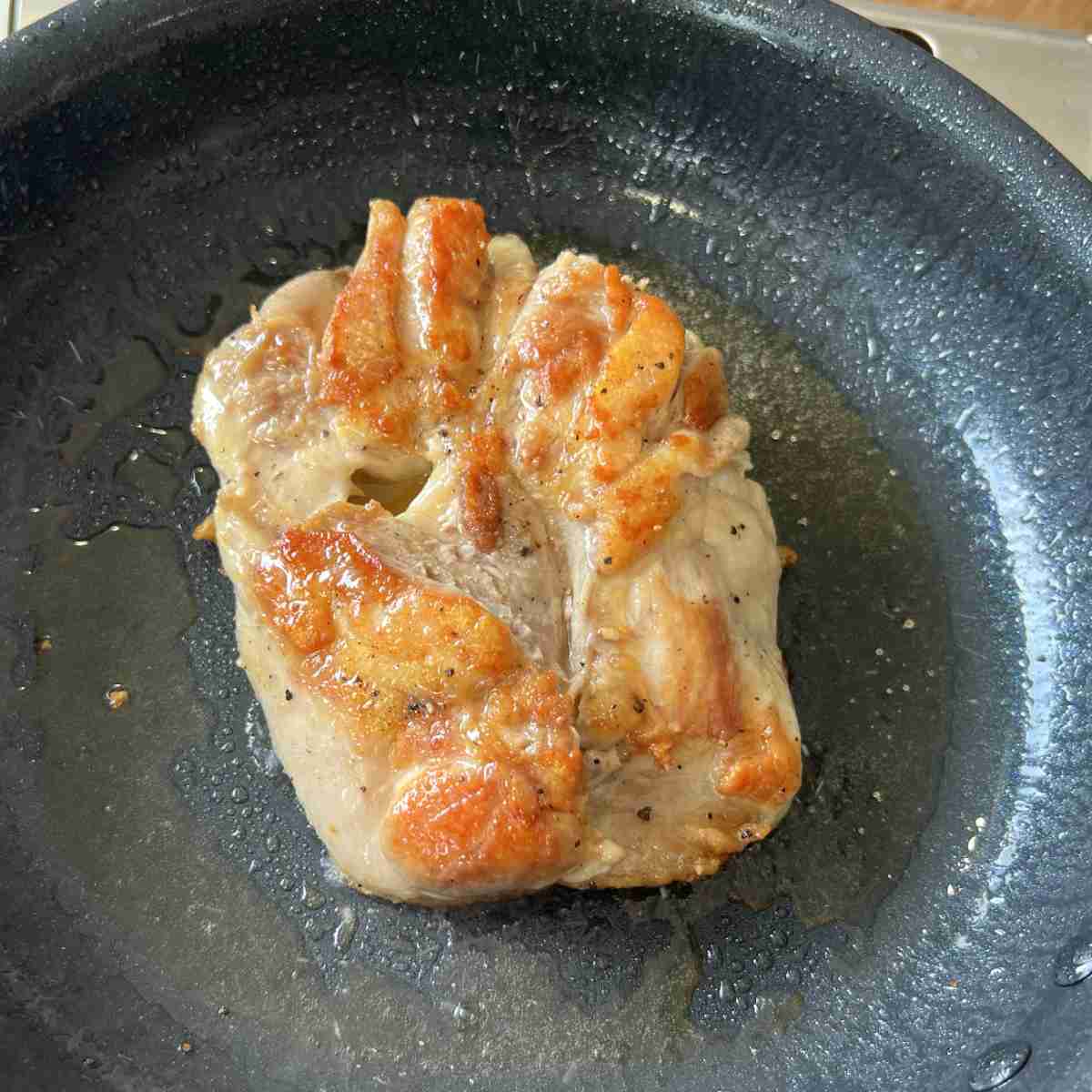 焼いている国産 鶏肉 紀の国みかんどり もも肉