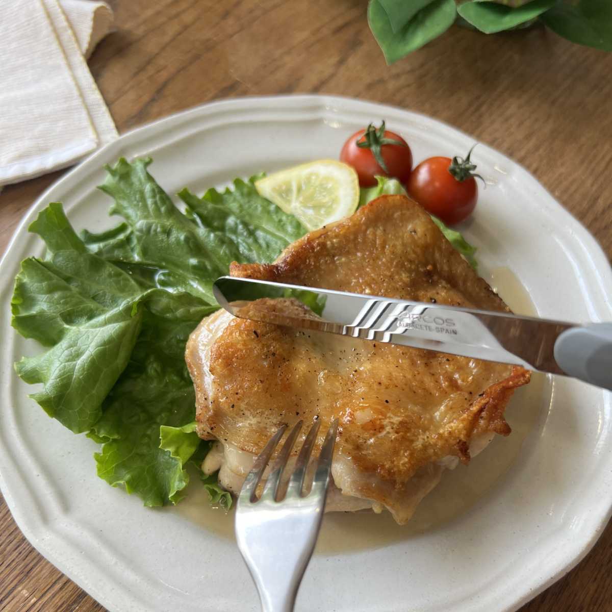 ナイフで切っている国産 鶏肉 紀の国みかんどり もも肉