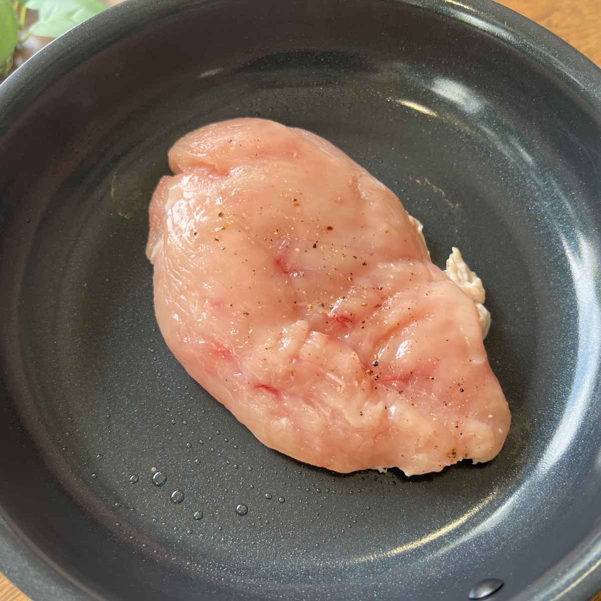焼いている国産 鶏肉 紀の国みかんどり ムネ肉（個包装）