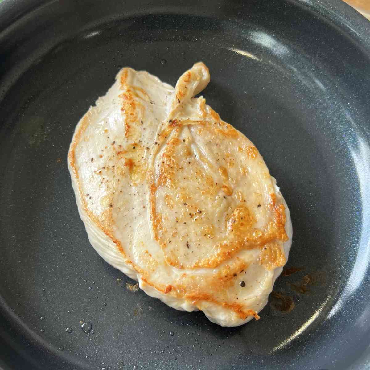 焼いている国産 鶏肉 紀の国みかんどり ムネ肉（個包装）