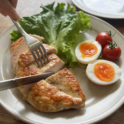 焼いてカットしている国産 鶏肉 紀の国みかんどり ムネ肉（個包装）