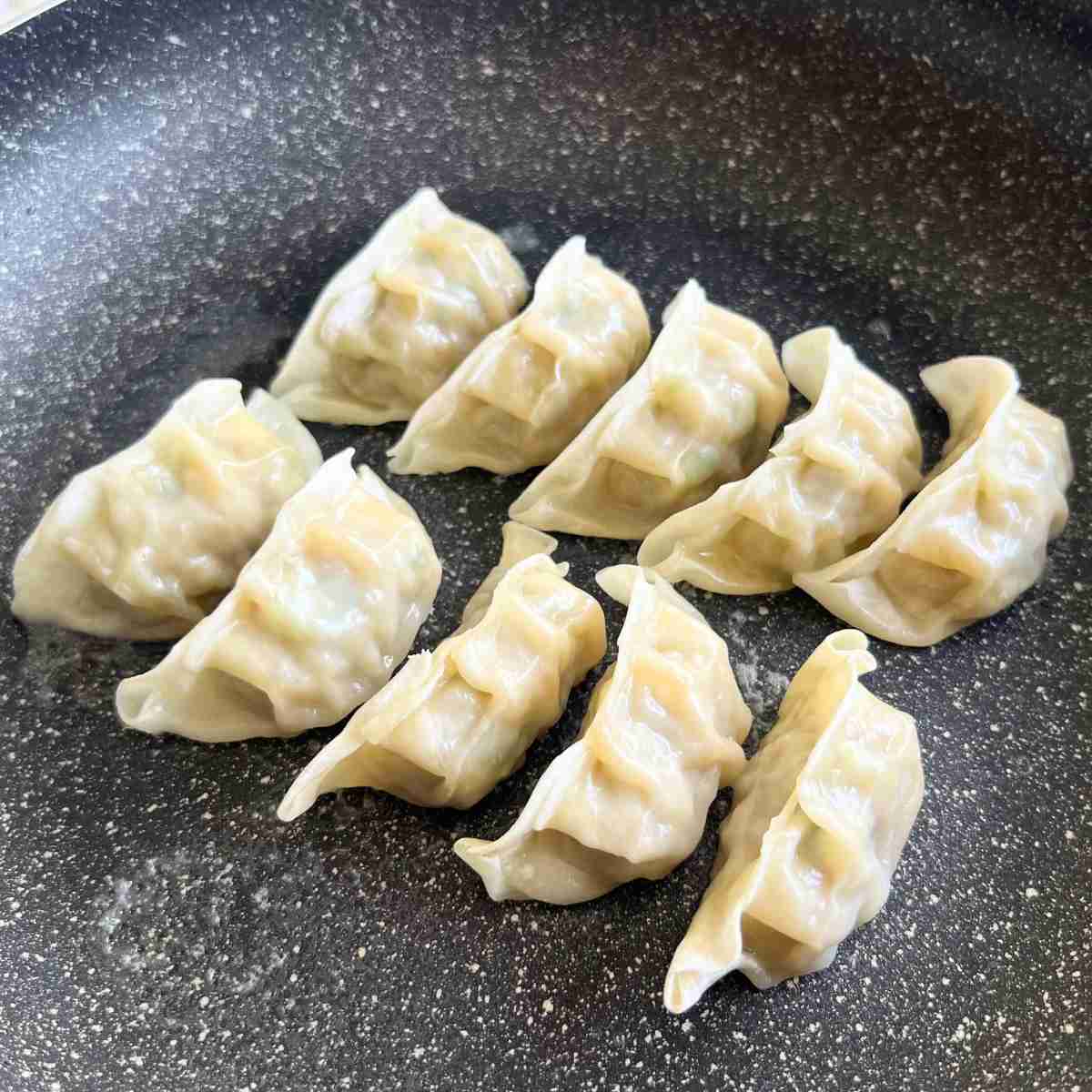 フライパンで焼いている火の本豚餃子