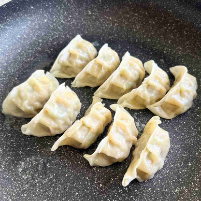 フライパンで焼いている火の本豚餃子