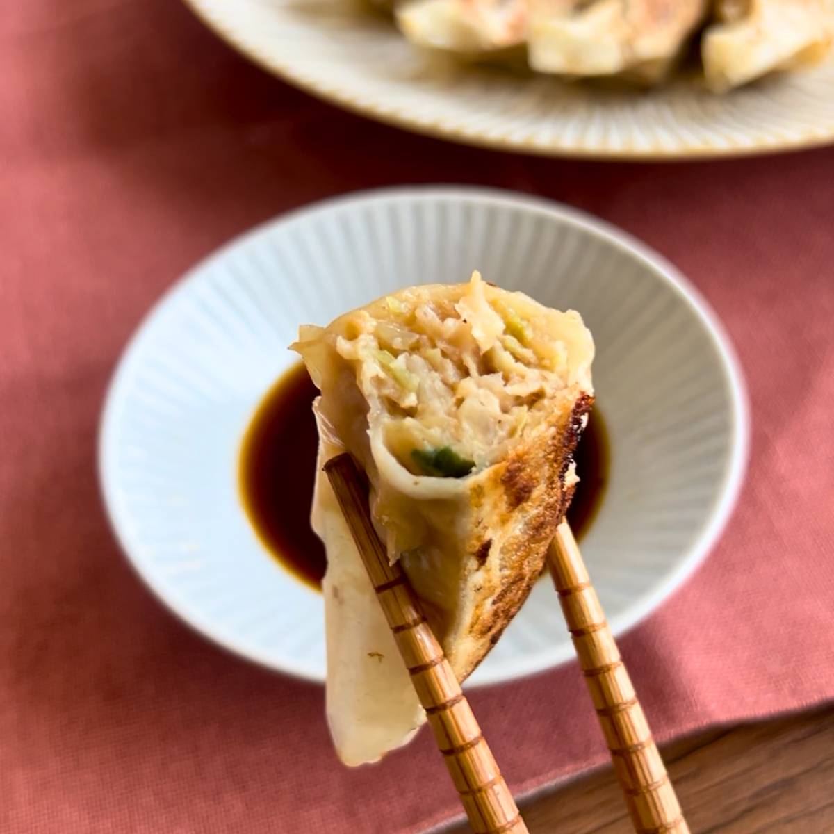 焼いてカットした古都の元祖焼餃子