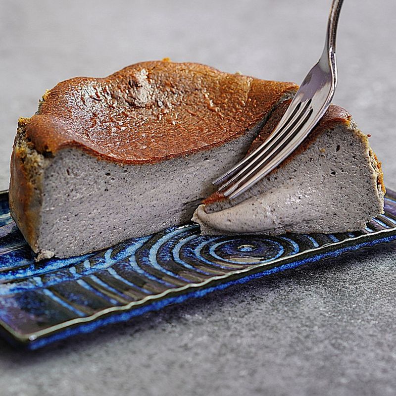 フォークでおさえた濃厚黒胡麻のバスク風チーズケーキ