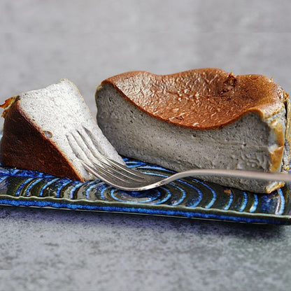 カットしてフォークを入れた濃厚黒胡麻のバスク風チーズケーキ