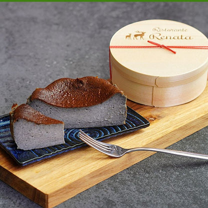 木箱入りの濃厚黒胡麻のバスク風チーズケーキ