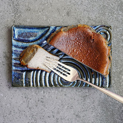 プレートに盛り付けた濃厚黒胡麻のバスク風チーズケーキ