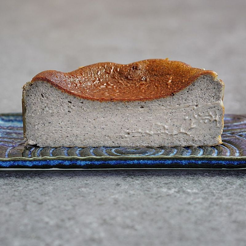 濃厚黒胡麻のバスク風チーズケーキの断面