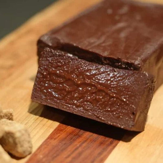 木のお皿に盛りつけたチョコテリーヌの画像