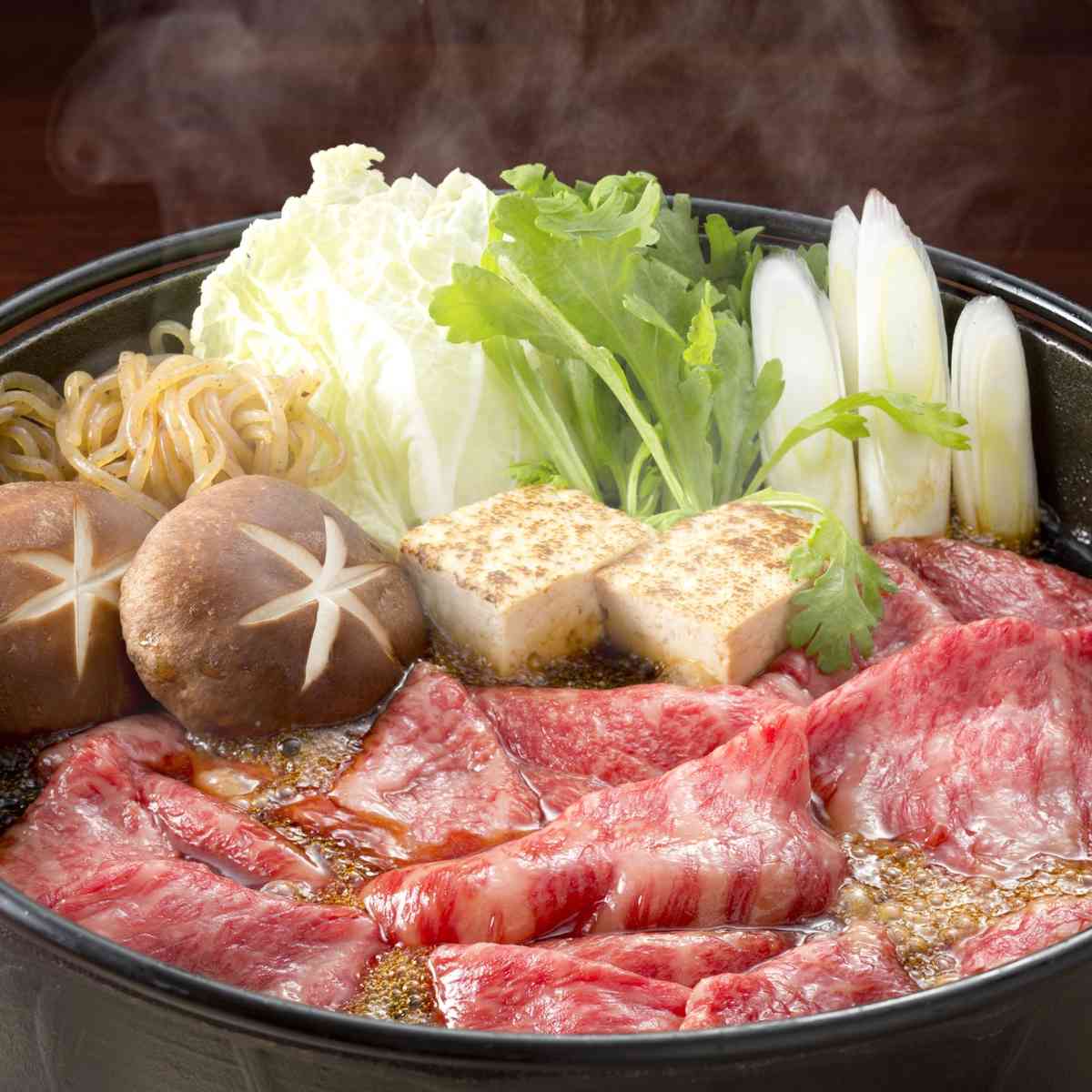 すき焼き鍋で煮込んでいる仙台牛すき焼肉