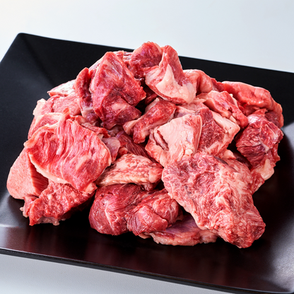 お皿に盛ったモッタイナイビーフ 煮込み用ブロック肉 国産牛