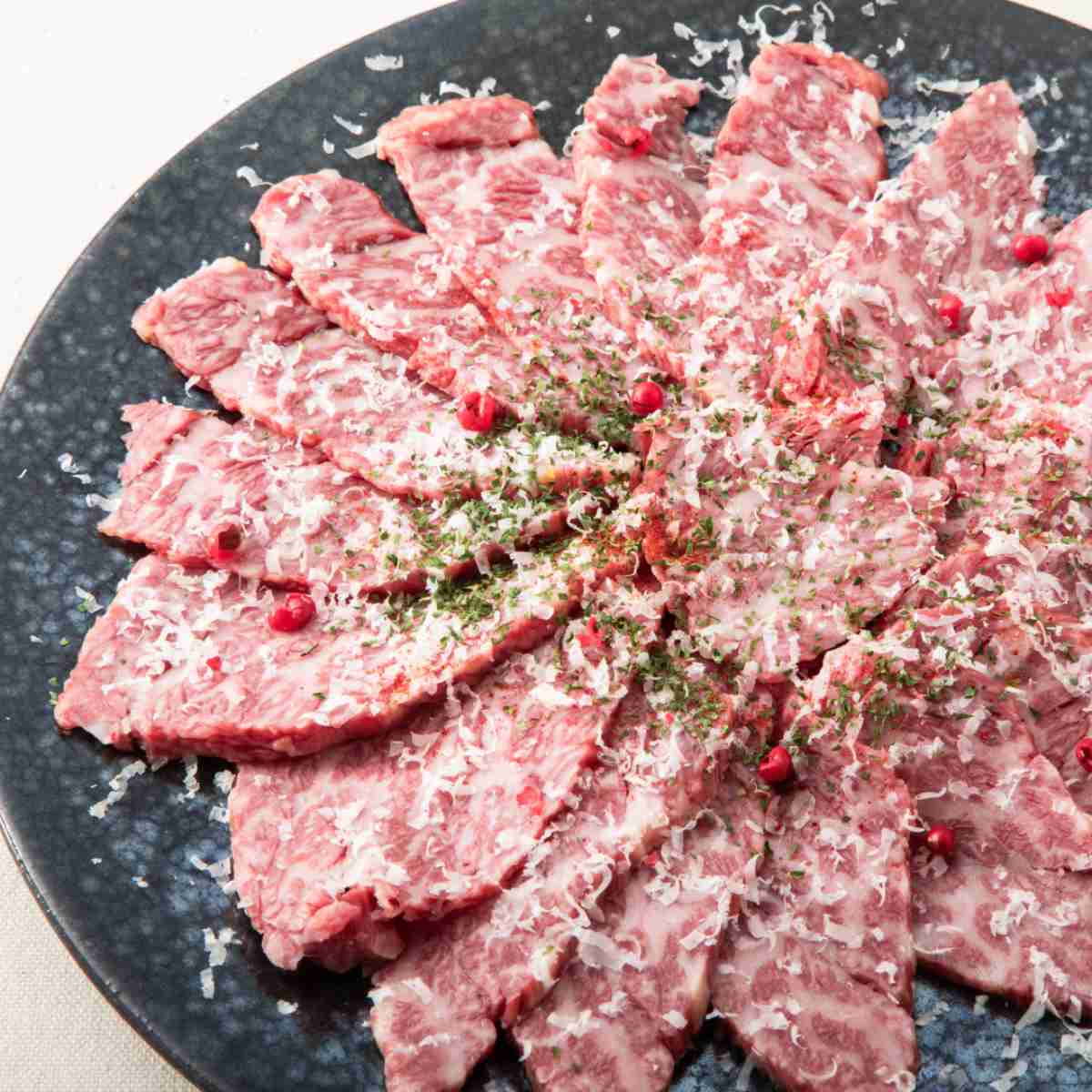 カットしてお皿に盛りつけたモッタイナイビーフ 黒毛和牛 生ベーコン