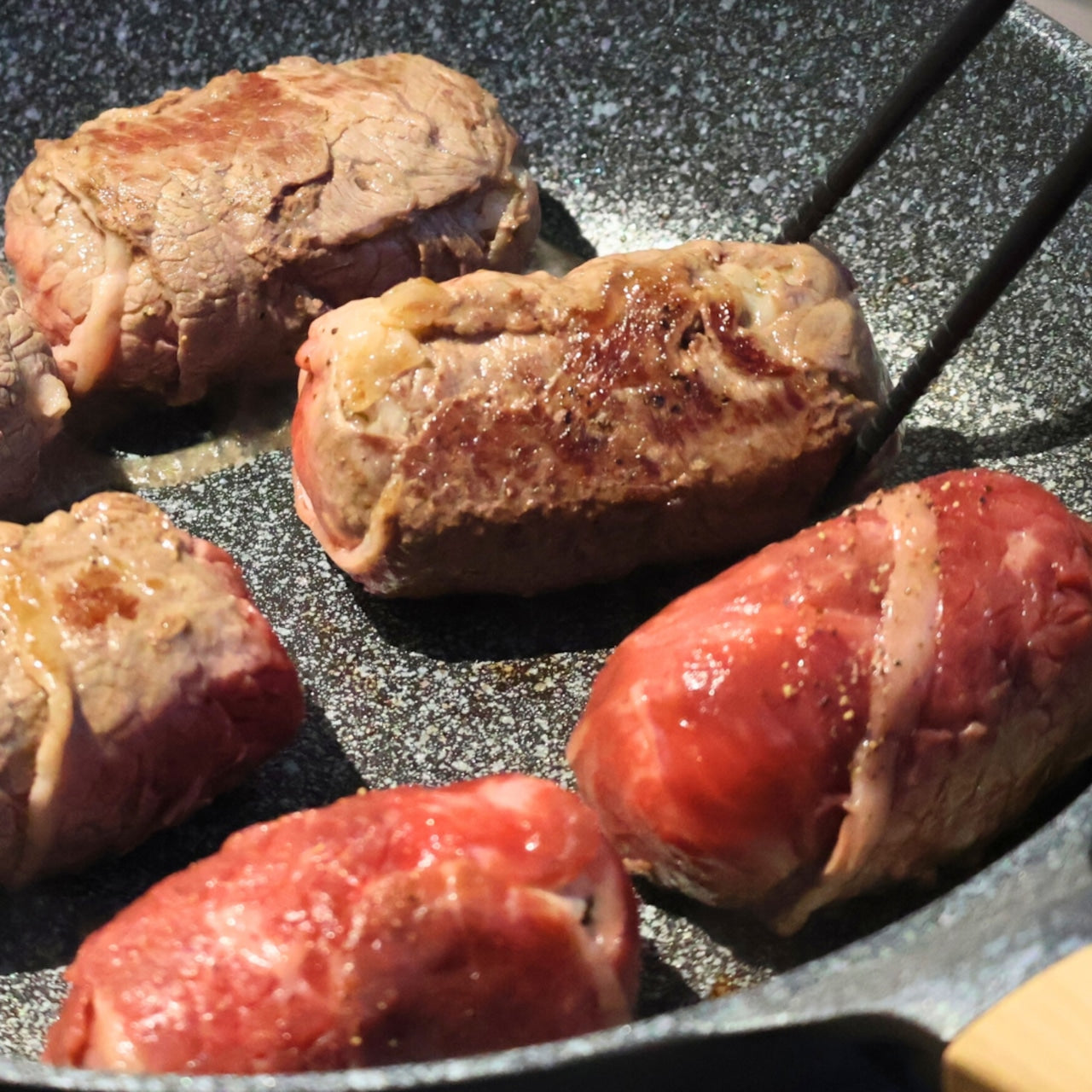 フライパンで炒めているモッタイナイビーフ 切り落とし の肉巻き