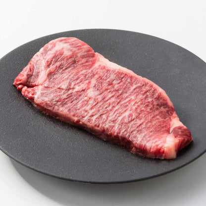 黒いお皿の上のモッタイナイビーフの厚切りステーキ
