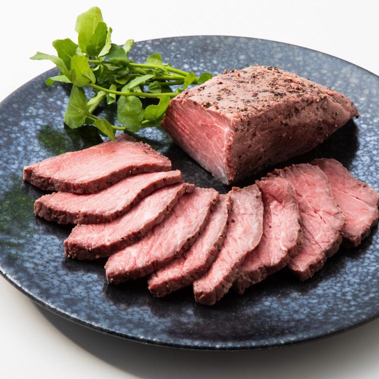 カットしてお皿に盛りつけたモッタイナイビーフのローストビーフ