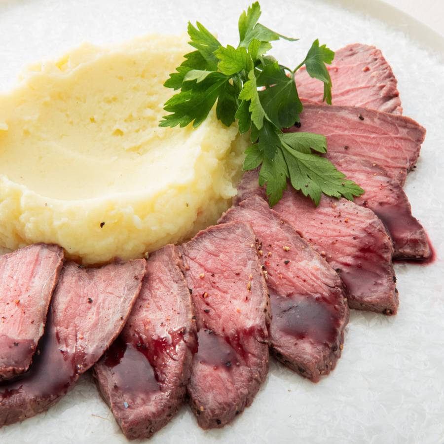 ポテトと一緒に盛りつけたモッタイナイｂビーフのローストビーフ
