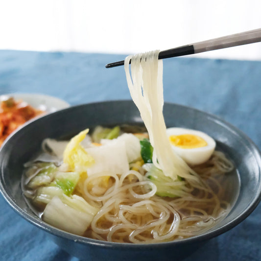 中山商店　水キムチ冷麺　箸ですくった麺