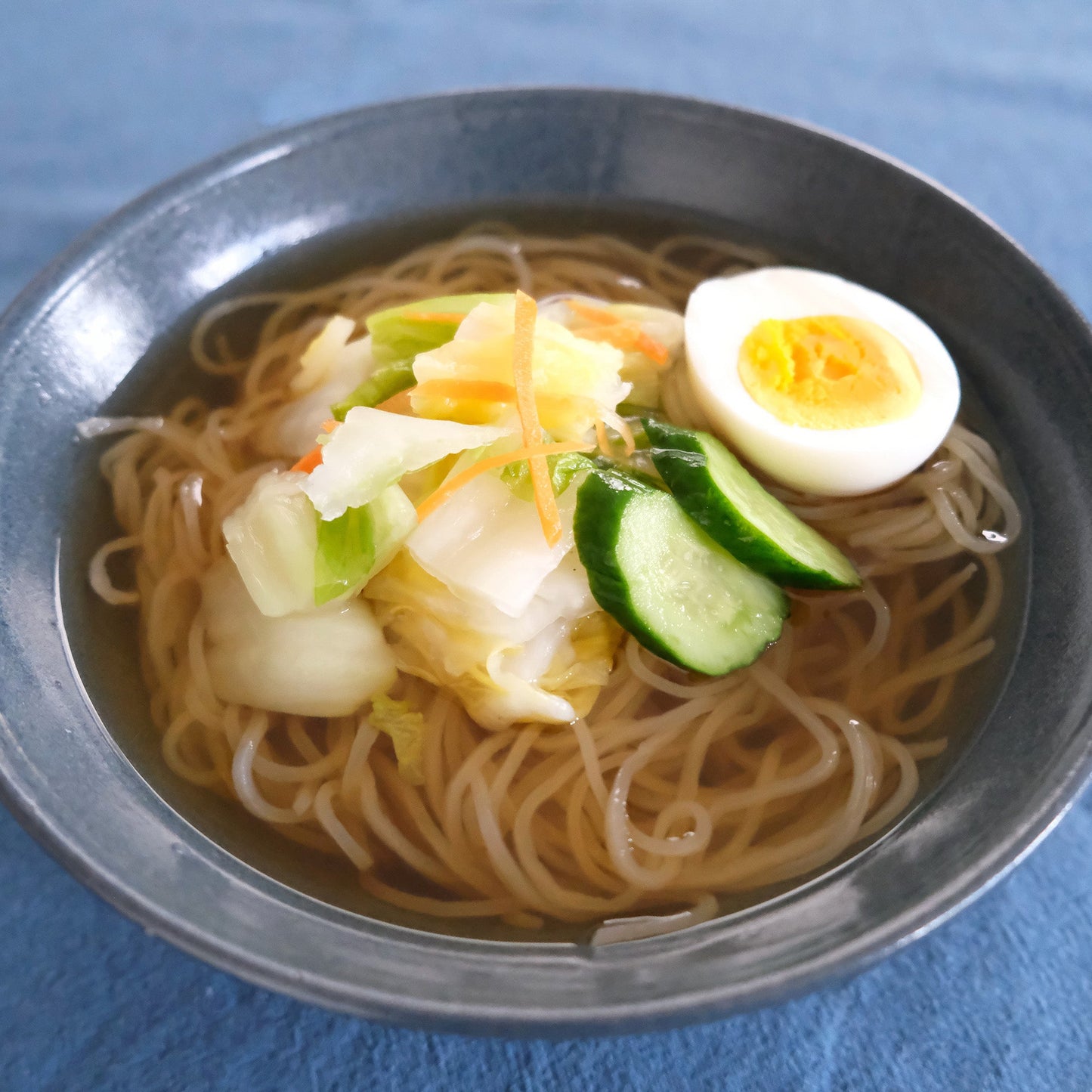 中山商店　水キムチ冷麺　お皿に盛った冷麺