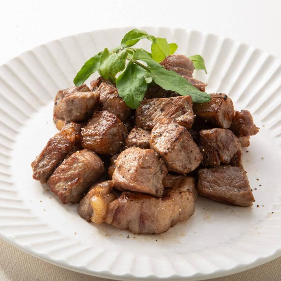 焼いてお皿に盛りつけた黒毛和牛のサイコロステーキ