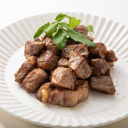 焼いてお皿に盛りつけた黒毛和牛のサイコロステーキ