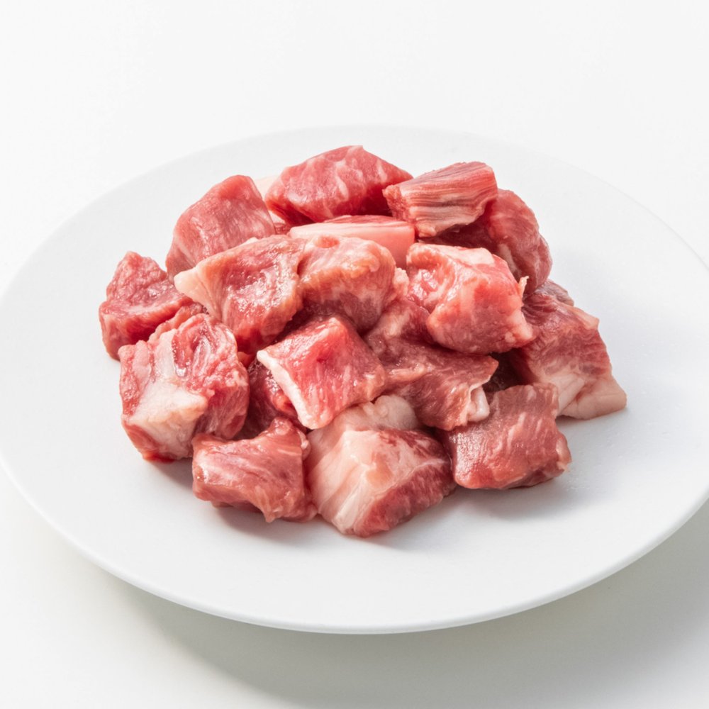 お皿に盛りつけた黒毛和牛のサイコロステーキ