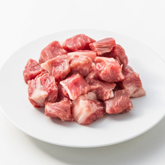 お皿に盛りつけた黒毛和牛のサイコロステーキ