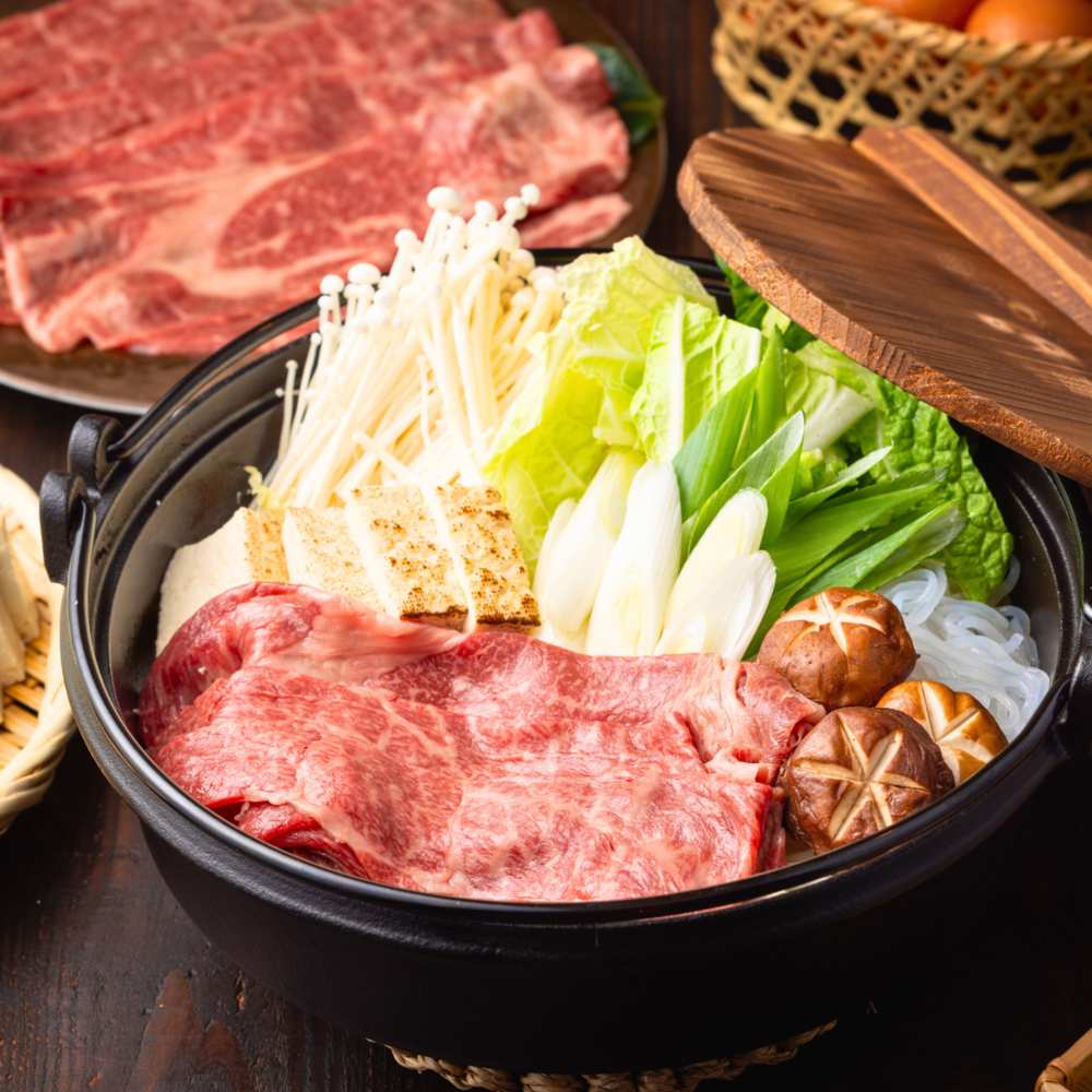 すき焼き鍋で煮ている 肩ロース すき焼きしゃぶしゃぶ肉