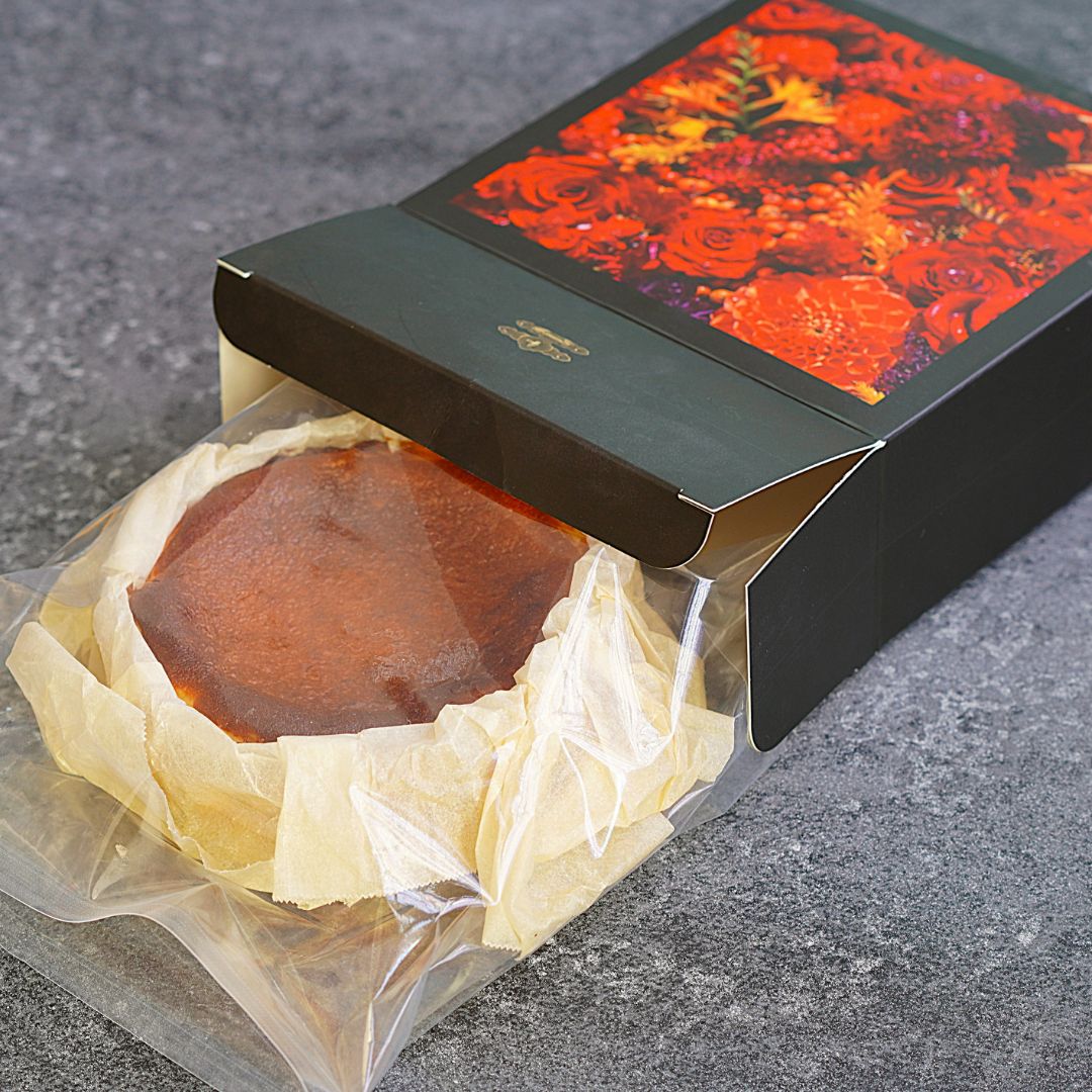 母の日パッケージから取り出したバスク風チーズケーキ