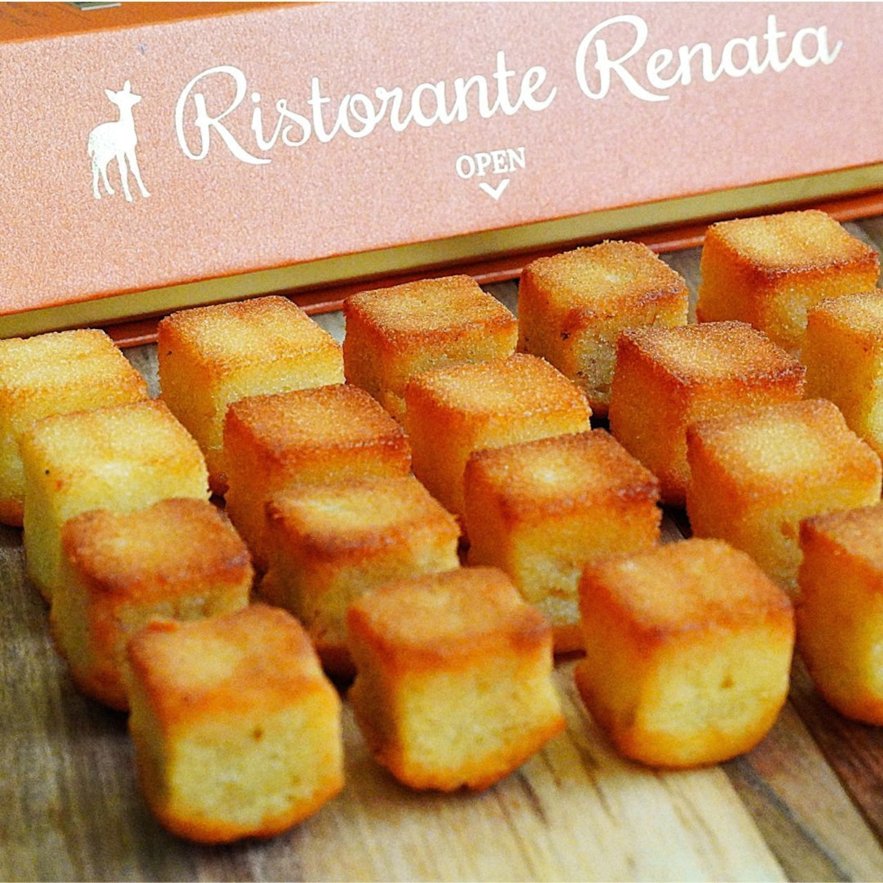 一粒ずつ並んだキューブフィナンシェ