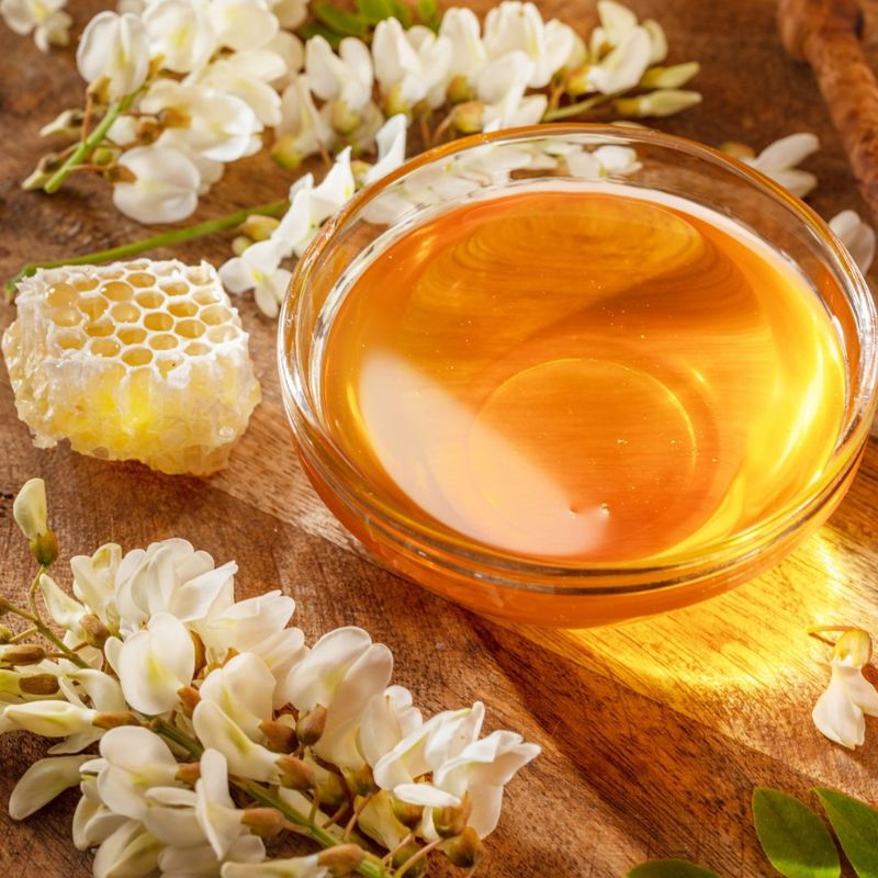 透明のお皿に入れた蜂蜜の画像