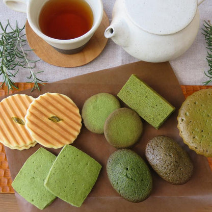 お皿に盛りつけた千紀園 宇治抹茶焼き菓子詰合せ12個入